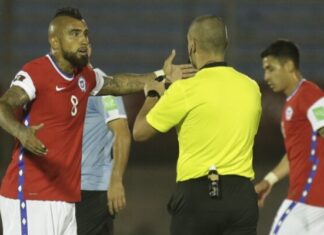 Polémico árbitro que dirigió La Roja-Uruguay quedó “muy conforme con el trabajo de ese partido”