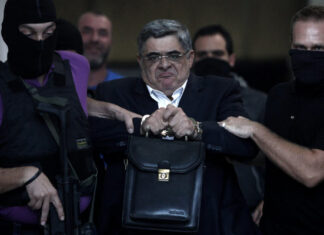 Condenan a 13 años de cárcel a líderes de partido neonazi Amanecer Dorado en Grecia