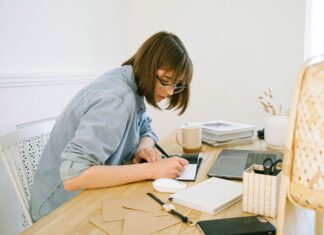 Ojo con el brillo de tu computador y otros sencillos trucos para cuidar la salud en el home office