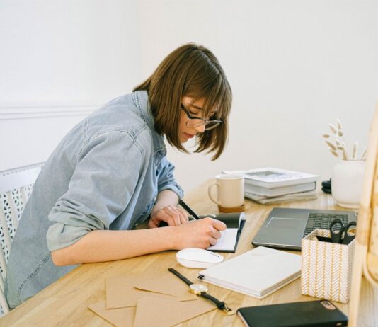 Ojo con el brillo de tu computador y otros sencillos trucos para cuidar la salud en el home office