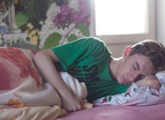 Cómo una mala alimentación puede arruinar tu sueño y qué comer para dormir mejor