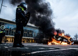 Más de 180 detenidos deja tercera noche de disturbios en Holanda: protestan contra el confinamiento