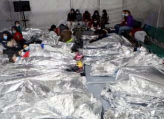 Gobierno de Estados Unidos muestra primeras imágenes de niños migrantes bajo su custodia
