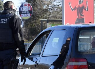 Anciano sorprendido manejando a 191 km/h en Francia asegura que iba atrasado a vacunarse