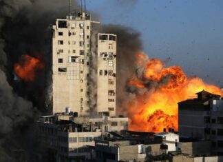Edificio que albergaba cadena televisiva palestina se desploma tras bombardeo israelí