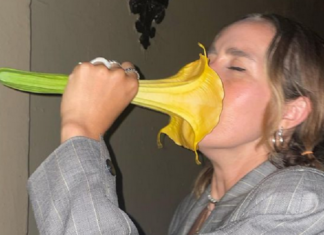 Tiktoker se grabó inhalando hermosa flor sin saber que era venenosa: vivió duro problema de salud