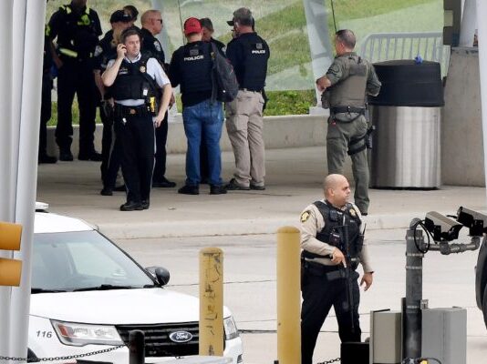 Reportan que un policía y su atacante murieron durante tiroteo frente al Pentágono