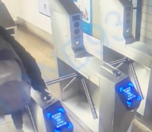 Hombre muere tras sufrir grave lesión al intentar saltar el torniquete en el metro de Nueva York