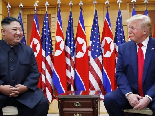 Trump se llevó irregularmente de la Casa Blanca las “cartas de amor” escritas por Kim Jong Un